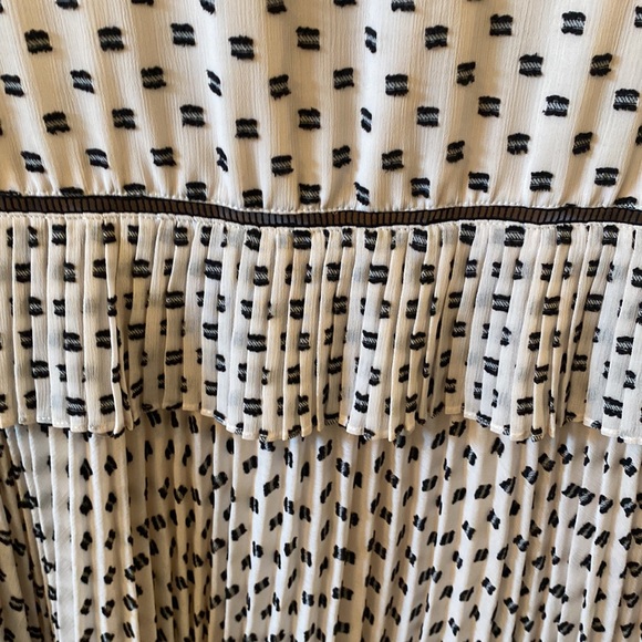 Chelsea & Violet Adorable Deep V dress Small - Picture 4 of 7